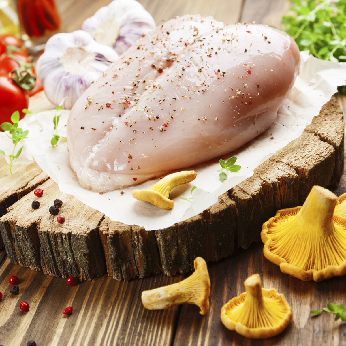 Lachs ist leicht und gesund Rohes Lachsfilet mit Pfefferkörnern auf Holzbrett